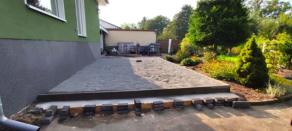 Splittbett für den Bau einer Terrasse mit Feinsteinplatten