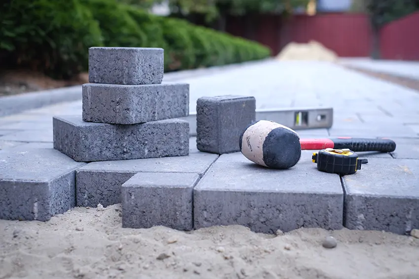 Pflastersteine in einer Kiesbettung