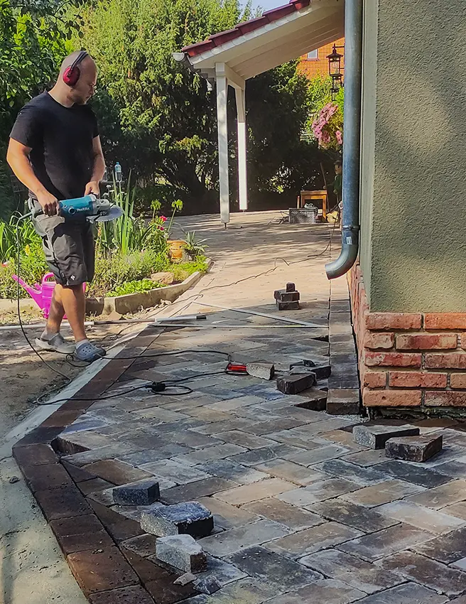 Pflasterung einer Hausumrandung. Verlegeart: Fischgräte