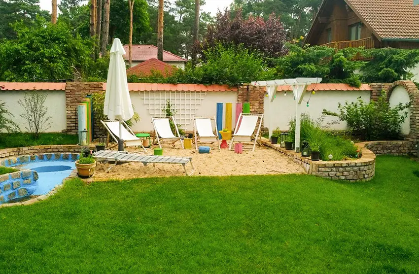 Gartengestaltuterarbeiten, Wegebau: Bau von Schwimmteichen. automatische Gartenbewässerung und verlegen von Kunst oder Rollrasenng: Pflas stellenweise verputze Gartenmauer aus Klinkersteine, Beachecke mit einem Pool aus Großformat Granitsteinen