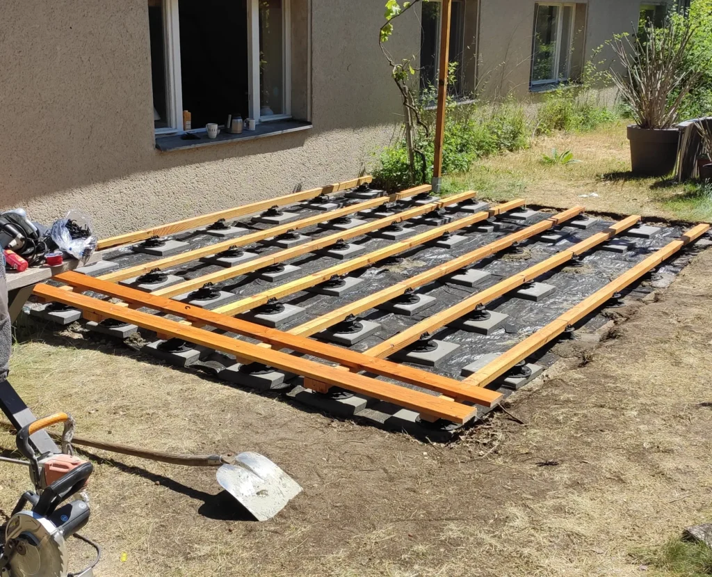 Holzterrasse mit optimalen Gefälle und Unkrautschutz