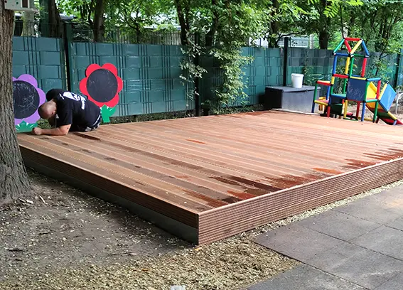 Bau einer Holzterrasse im Kindergarten