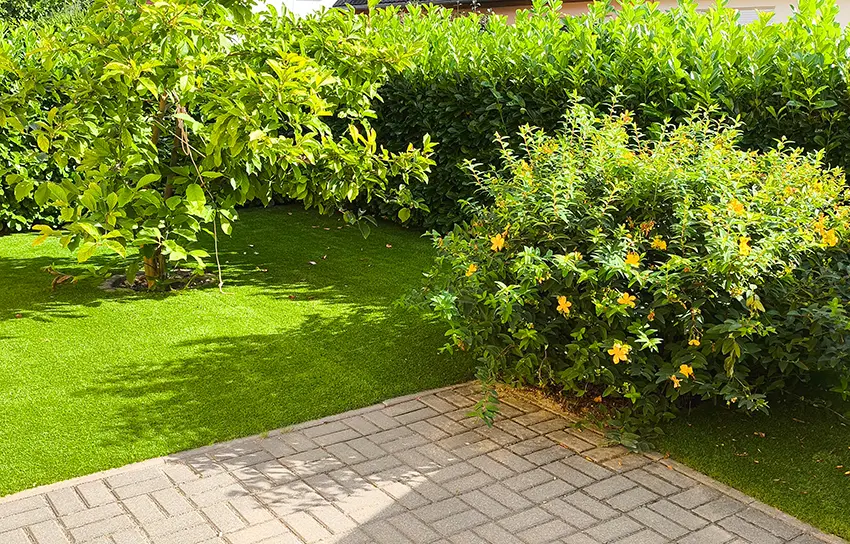 verlegen von Kunstrasen im Vorgarten